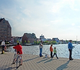 Angler am Hafen von Rostock : Speicher, Hafen, Fahrrad, Tove